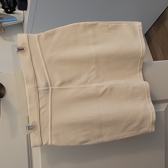 HUE white skirt - Picture 2 of 3